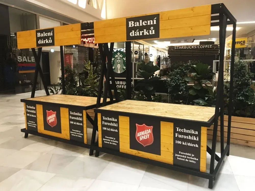 Bannerové panely s potiskem na dřevěné konstrukci promo stánku v obchodním centru
