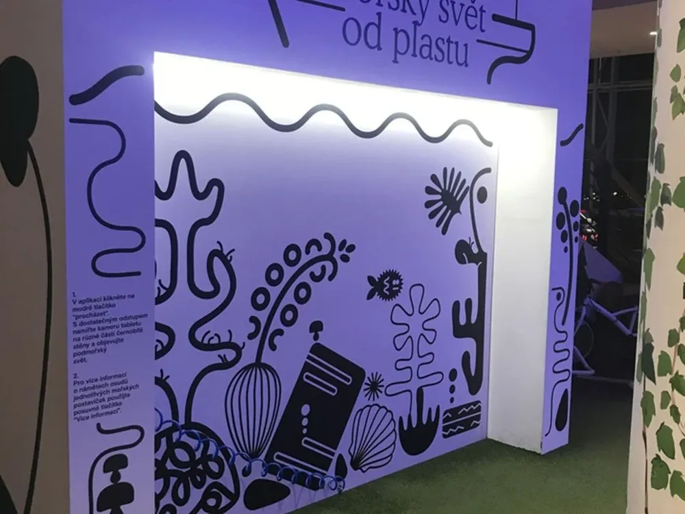 Velkoplošný potištěný panel s podsvíceným polem v obchodním centru