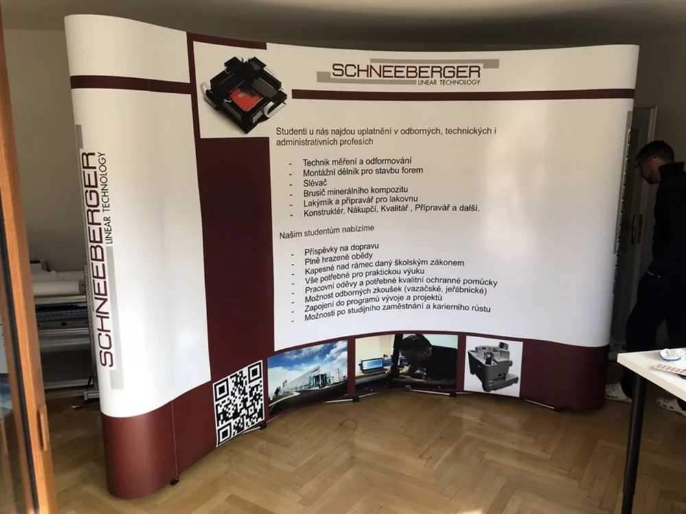 Prohnutá pop-up prezentační stěna s informacemi pro uchazeče na veletrhu práce