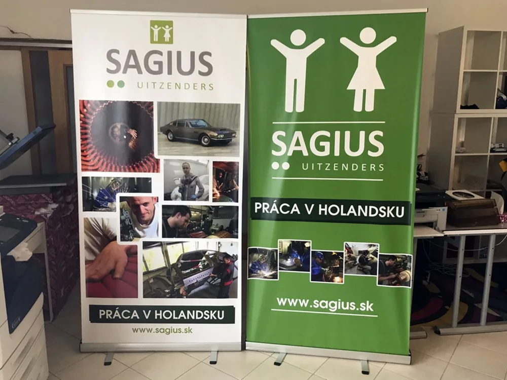 Dvojice roll-upů s firemním potiskem v bílé a zelené barevné variantě