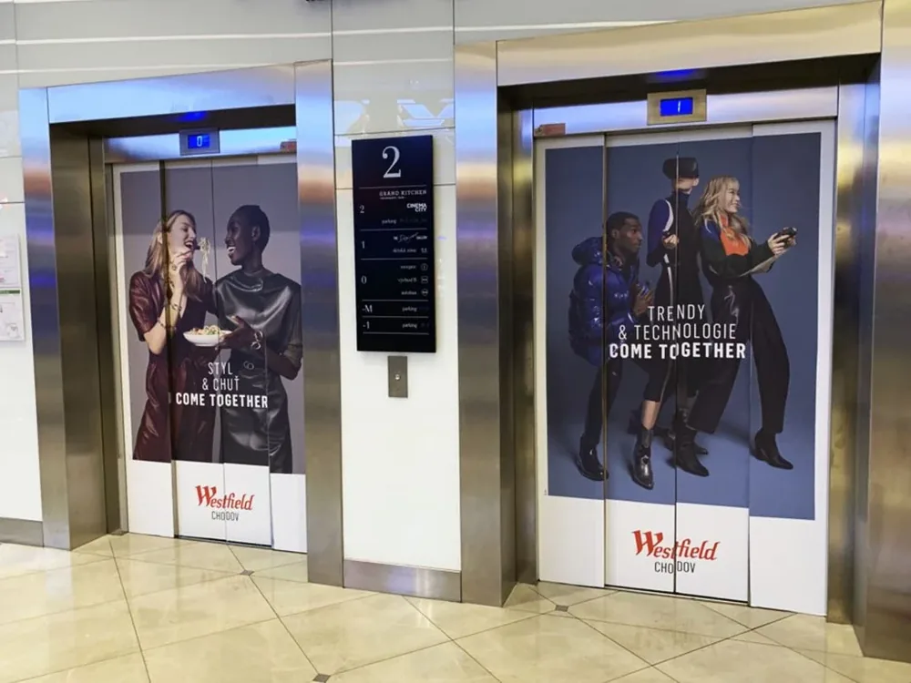 Celoplošný polep dveří výtahů reklamní kampaní obchodního centra