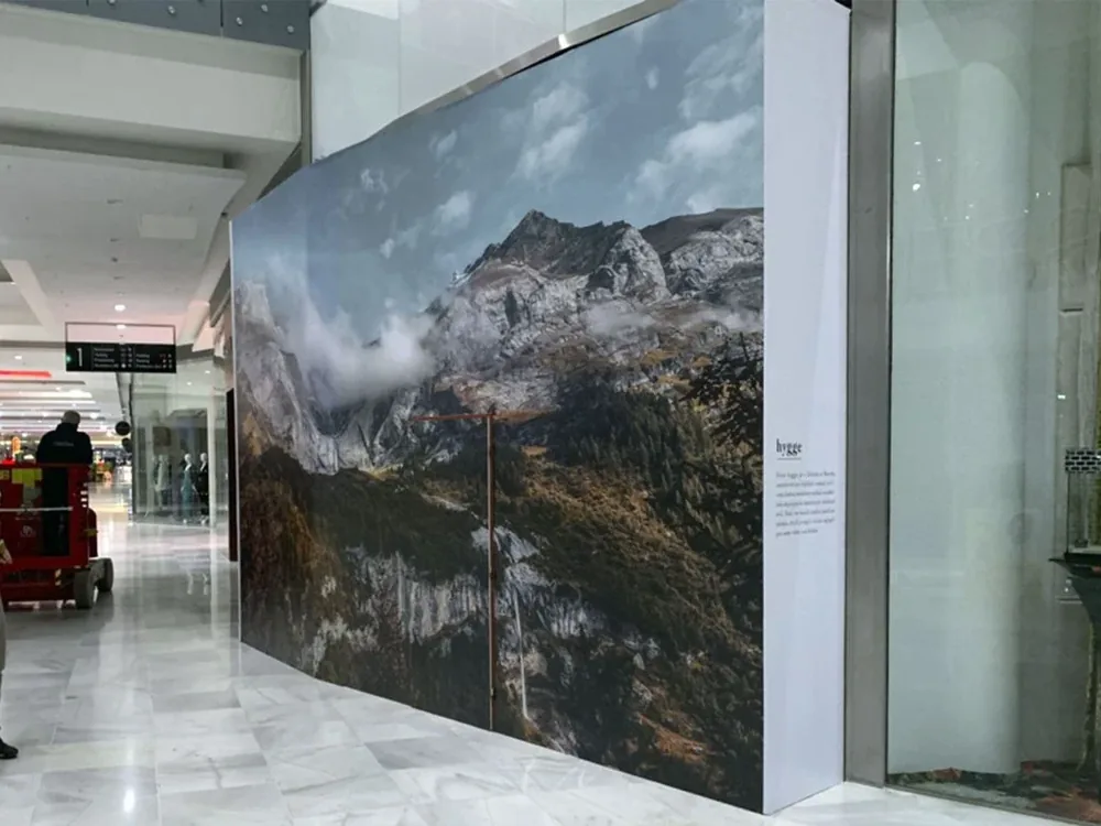 Velkoplošný polep stěny fotografií hor v pasáži obchodního centra