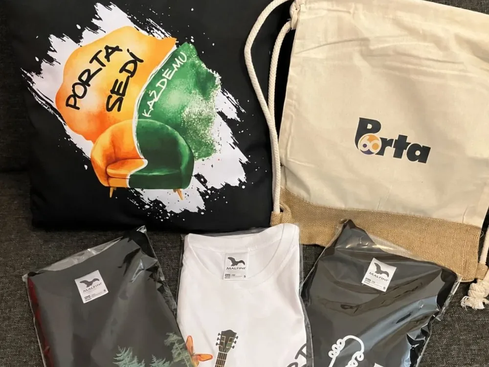 Merch sada - potištěná taška, plátěný vak a trička s potiskem