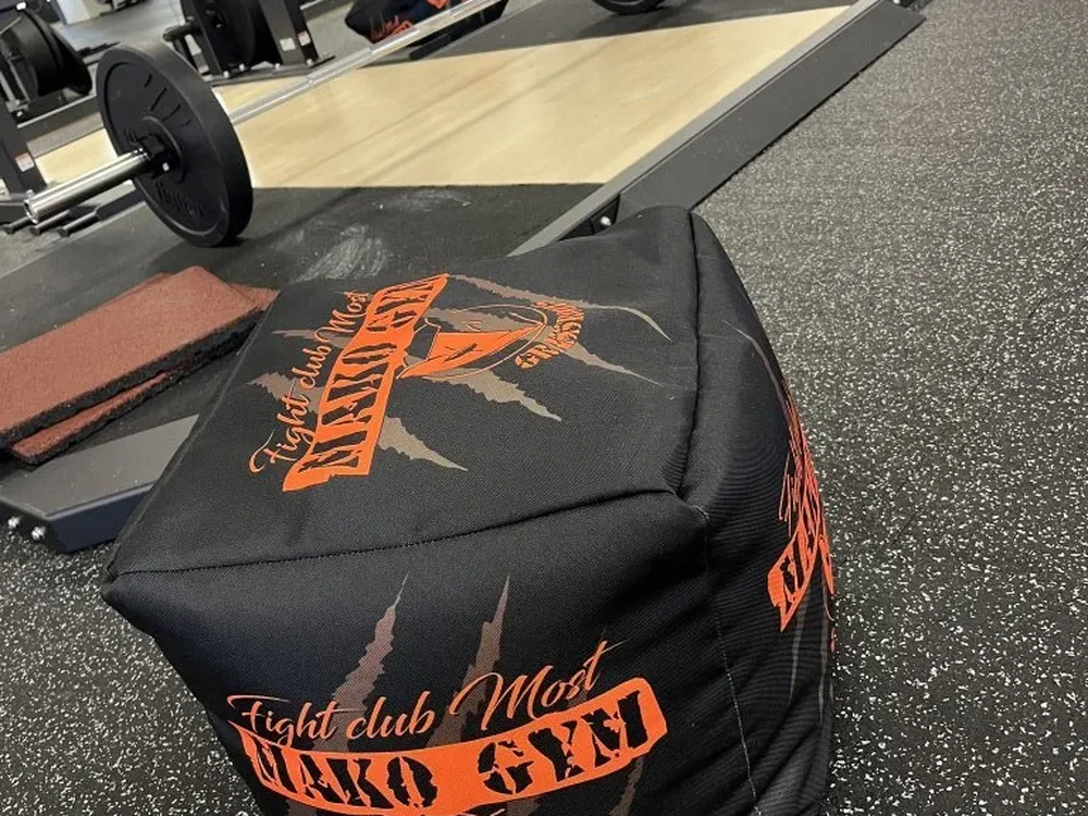 Sedací vak s potiskem loga fitness klubu v posilovně